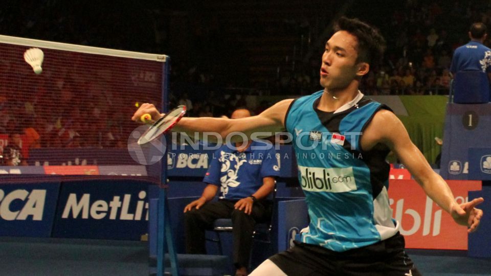 Tunggal Indonesia, Jonatan Christie berhasil mengalahkan Tunggal Thailand, Boonsak Ponsana 22-20 dan 21-17 pada babak final kualifikasi BCA Indonesia Open 2015 di Istora Senayan, Selasa (02/05/ Copyright: &copy; Herry Ibrahim/INDOSPORT